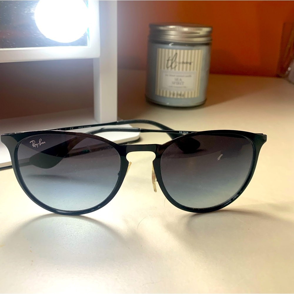 Black Ray-Ban Sunglasses